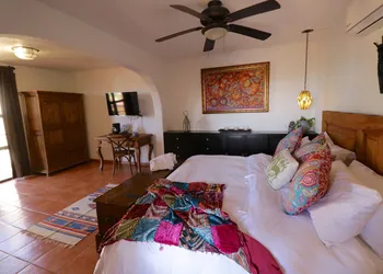 Casa Mia Suites hotel thumbnail 8