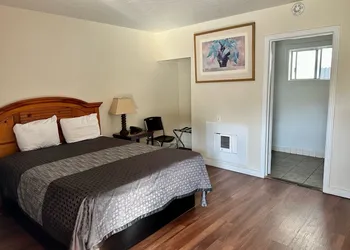Lone Pine Motel hotel thumbnail 2