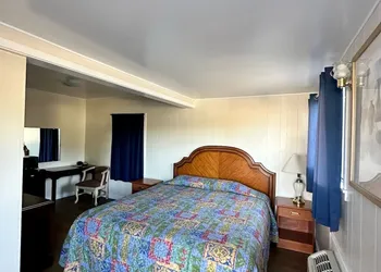 Lone Pine Motel hotel thumbnail 6