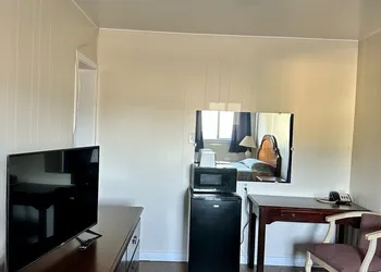 Lone Pine Motel hotel thumbnail 7