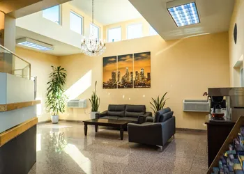 Maywood Inn hotel thumbnail 2