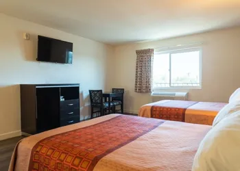 Maywood Inn hotel thumbnail 8