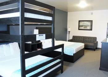 Roadhouse 52 Inn & Suites hotel thumbnail 6