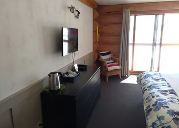 Cariboo Log Guest House hotel thumbnail 3