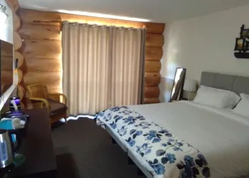 Cariboo Log Guest House hotel thumbnail 4