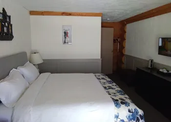 Cariboo Log Guest House hotel thumbnail 7