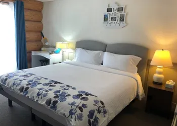 Cariboo Log Guest House hotel thumbnail 8