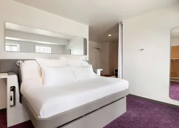 YOTEL Boston hotel thumbnail 6