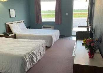 Earlton Motel hotel thumbnail 7