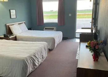 Earlton Motel hotel thumbnail 7