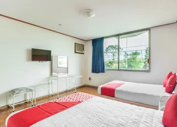 OYO Hotel Casa Blanca hotel thumbnail 5