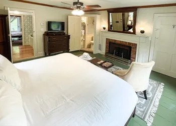Lee Farm Inn hotel thumbnail 5