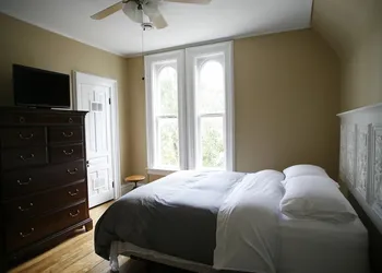 Iron Kettle Bed and Breakfast hotel thumbnail 5