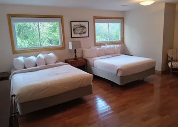 Hotel Wolfe Island hotel thumbnail 2