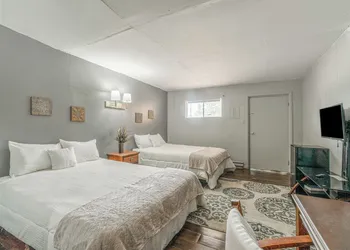 OYO Holiday Capri Motel & Rv Park hotel thumbnail 4