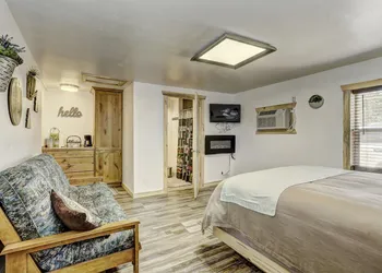 Cascade Lake Inn hotel thumbnail 6