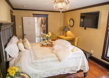 Red Gate Inn hotel thumbnail 3