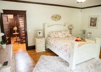 Red Gate Inn hotel thumbnail 7