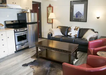 Yamnuska Suites hotel thumbnail 2