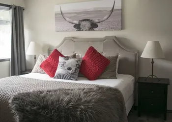 Yamnuska Suites hotel thumbnail 3