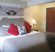 Yamnuska Suites hotel detail image 4