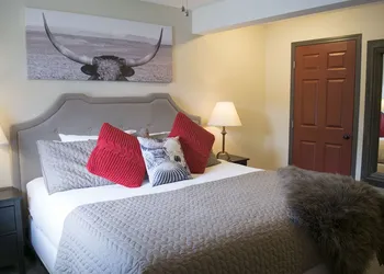 Yamnuska Suites hotel thumbnail 4