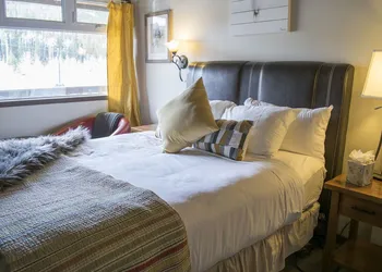 Yamnuska Suites hotel thumbnail 5
