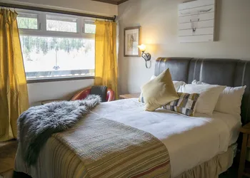 Yamnuska Suites hotel thumbnail 6