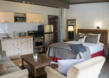 Yamnuska Suites hotel thumbnail 8
