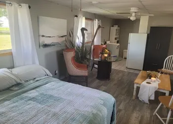 Lakeside Village Park Motel hotel thumbnail 2