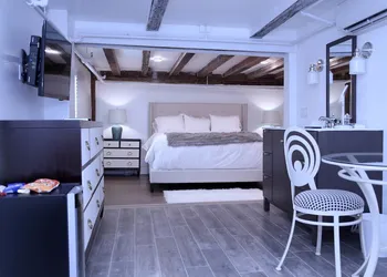 Maison Vivienne Southampton hotel thumbnail 5