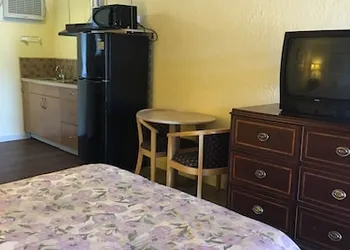 Economy Lodge hotel thumbnail 4