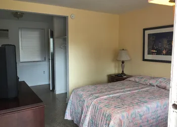 Economy Lodge hotel thumbnail 6