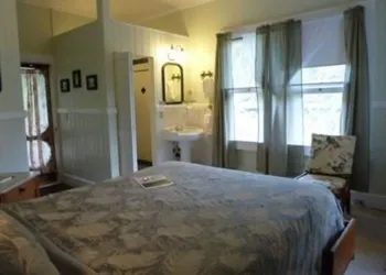 Old Hawaiian B and B hotel thumbnail 7