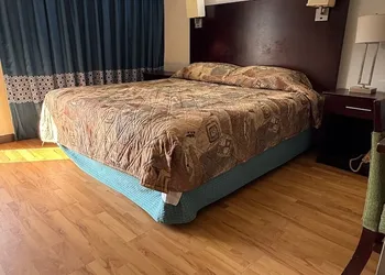 holiday motel hotel thumbnail 4