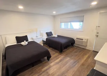 Driftwood Motel hotel thumbnail 2