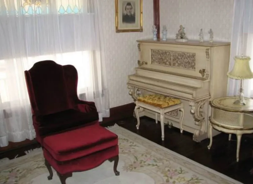 Historic Philip Houston House hotel detail image 2