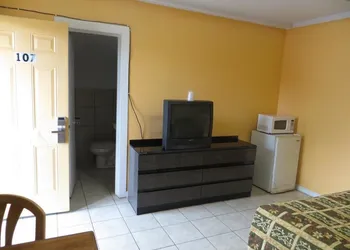 Travel Inn & Suites hotel thumbnail 6