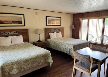M22 Inn Suttons Bay hotel thumbnail 2