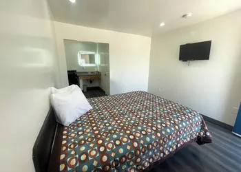 Newport Bay Inn hotel thumbnail 7