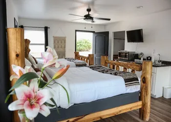 Creekside Lodge and Cabins hotel thumbnail 3