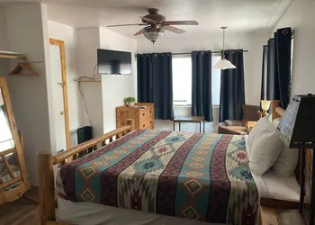 Creekside Lodge and Cabins hotel thumbnail 5