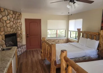 Creekside Lodge and Cabins hotel thumbnail 7