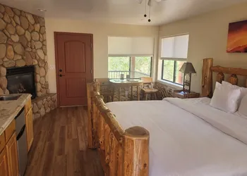 Creekside Lodge and Cabins hotel thumbnail 8