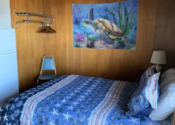Curley's Resort & Dive Center hotel thumbnail 3