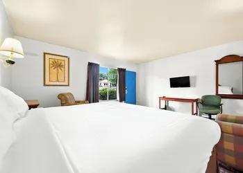 Capitol Inn And Suites hotel thumbnail 3