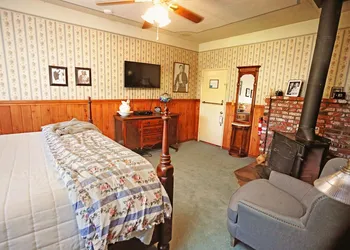 Gold Mountain Manor Bed and Breakfast hotel thumbnail 2