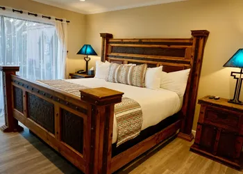 Lantern Light Inn - Romantic Getaway hotel thumbnail 4