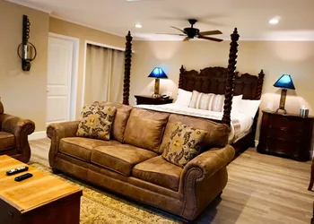 Lantern Light Inn - Romantic Getaway hotel thumbnail 5
