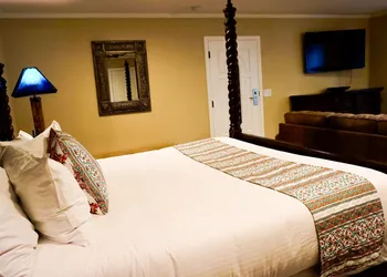 Lantern Light Inn - Romantic Getaway hotel thumbnail 6
